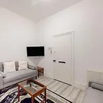 Modern 2 Bed Apt-7 Minutes From The Thames River