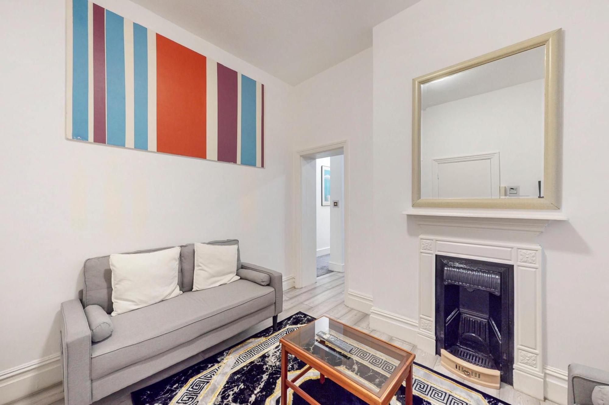 Modern 2 Bed Apt-7 Minutes From The Thames River * London